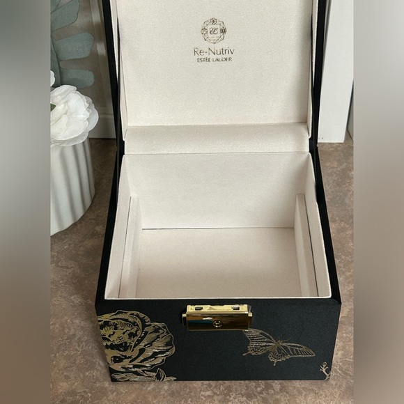 Estée Lauder Decorative Box - Picture 10 of 10